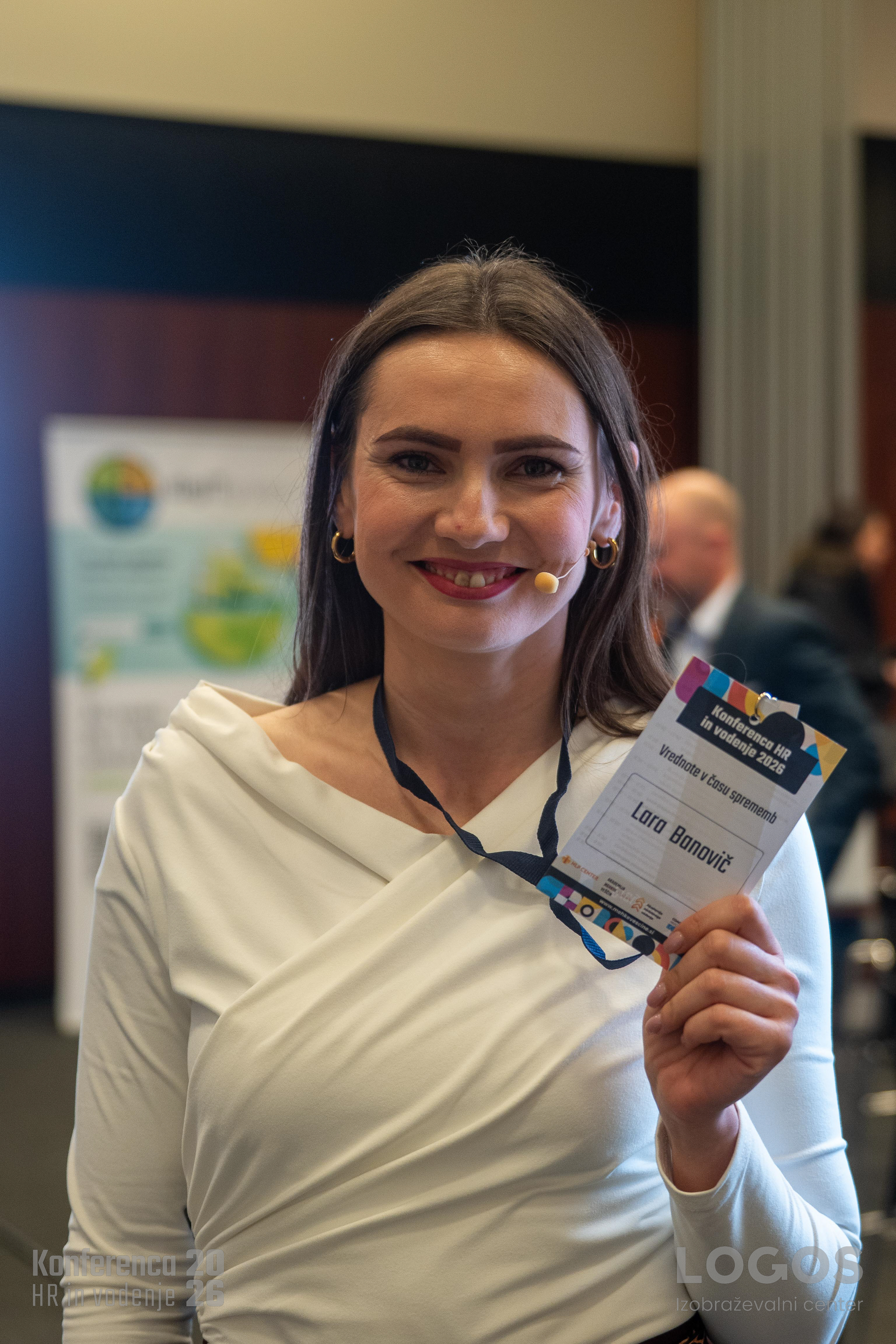 Lara Banovič med vodenjem dogodka na konferenci HR in vodenje 2026