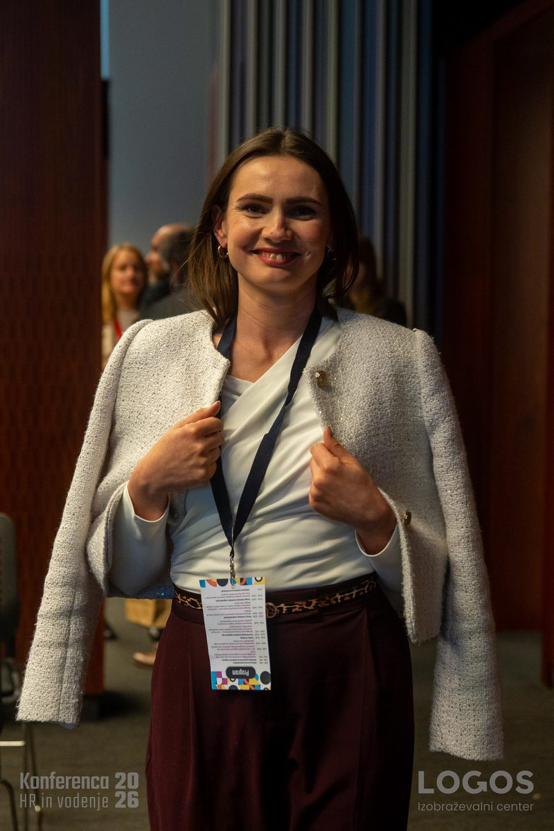 Lara Banovič med predavanjem na poslovni konferenci