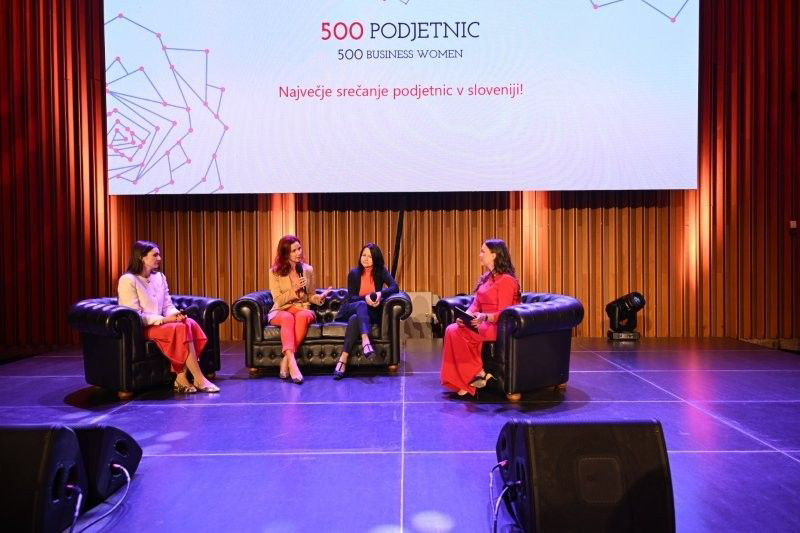 Lara Banovič med nastopom na dogodku 500 Podjetnic