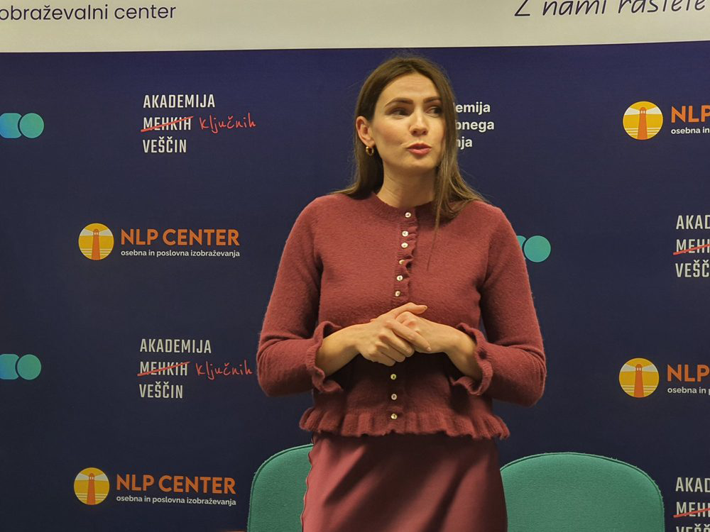 Lara Banovič med predavanjem o osebni rasti in odnosih