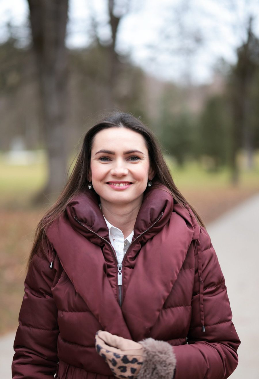 Portret coachinje Lare Banovič na prostem